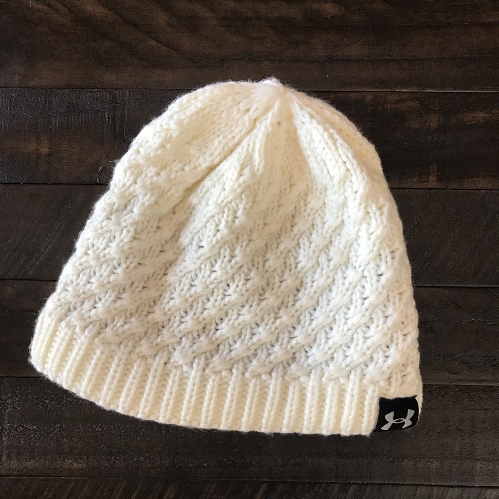 UNDER ARMOUR KNITTED WHITE WINTER HAT-OUTDOOR RUNS